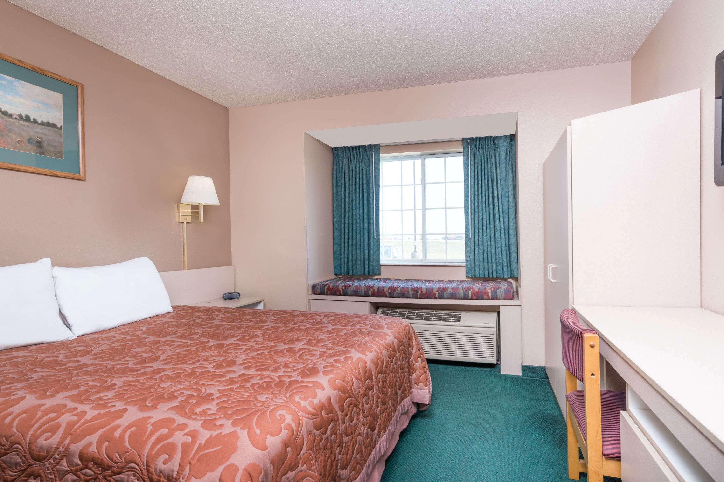 Super 8 By Wyndham Airport Hotel Fargo