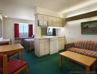 Super 8 By Wyndham Airport Hotel