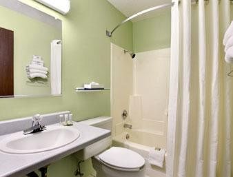 Super 8 By Wyndham Airport Fargo