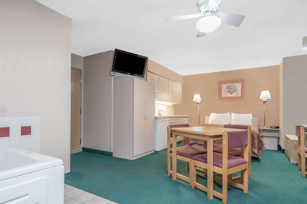 Super 8 By Wyndham Airport Hotel 2*